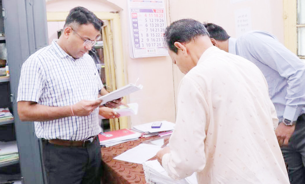 कलेक्टर ने एसडीएम-तहसील कार्यालय का किया निरीक्षण