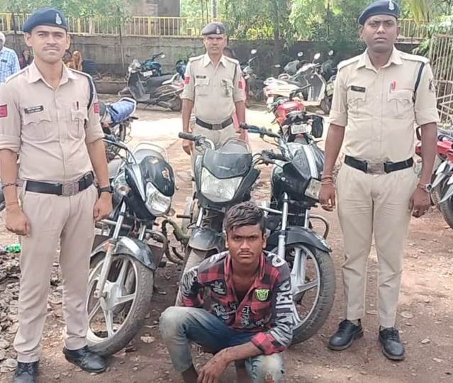 3 बाइक समेत आरोपी बंदी 3 बाइक समेत आरोपी बंदी