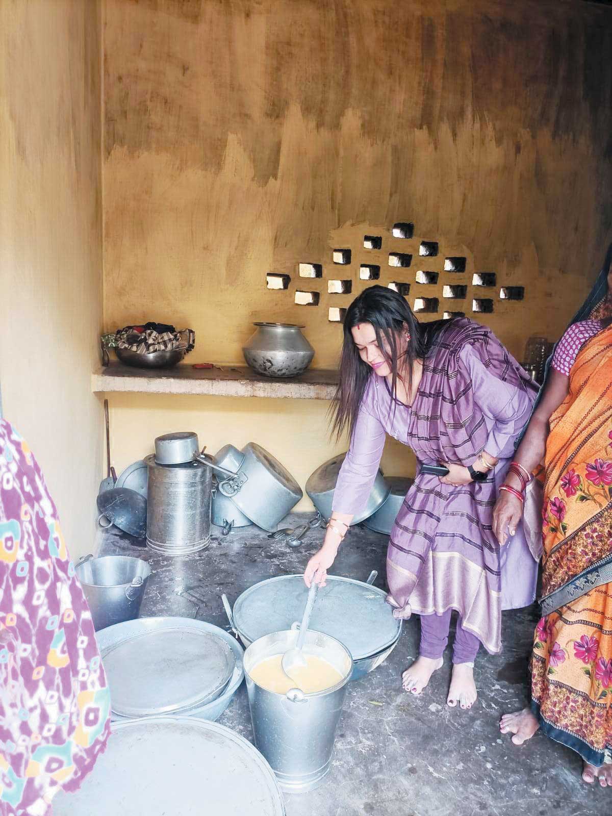 समूह और स्कूल प्रबंधकों को मीनू के पालन व स्वच्छता के निर्देश
