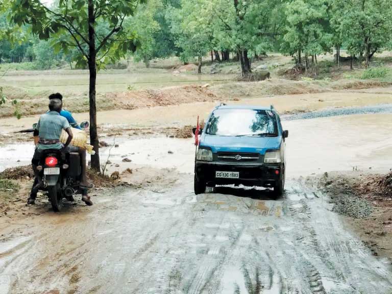 पुल अधूरा, आवागमन में हो रही दिक्कत, लोगों में आक्रोश पुल अधूरा, आवागमन में हो रही दिक्कत, लोगों में आक्रोश