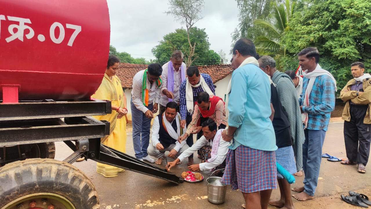 पूजा-अर्चना कर पानी टैंकर ग्रामीणों को सौंपा