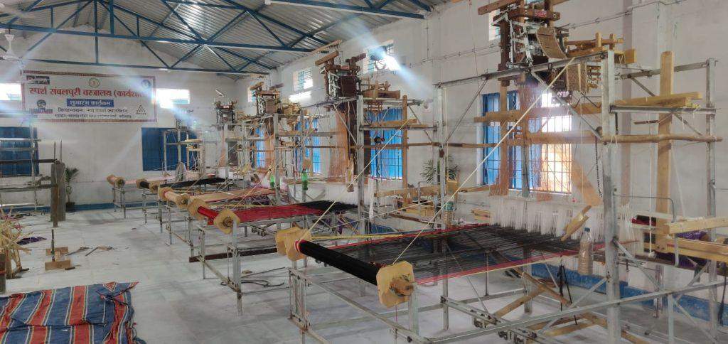 संबलपुरी पैटर्न की साडिय़ां बन रही रीपा में संबलपुरी पैटर्न की साडिय़ां बन रही रीपा में