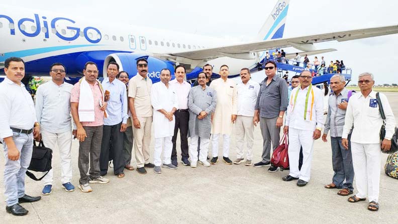 नवाज के नेतृत्व में दर्जनभर किसान दिल्ली रवाना नवाज के नेतृत्व में दर्जनभर किसान दिल्ली रवाना