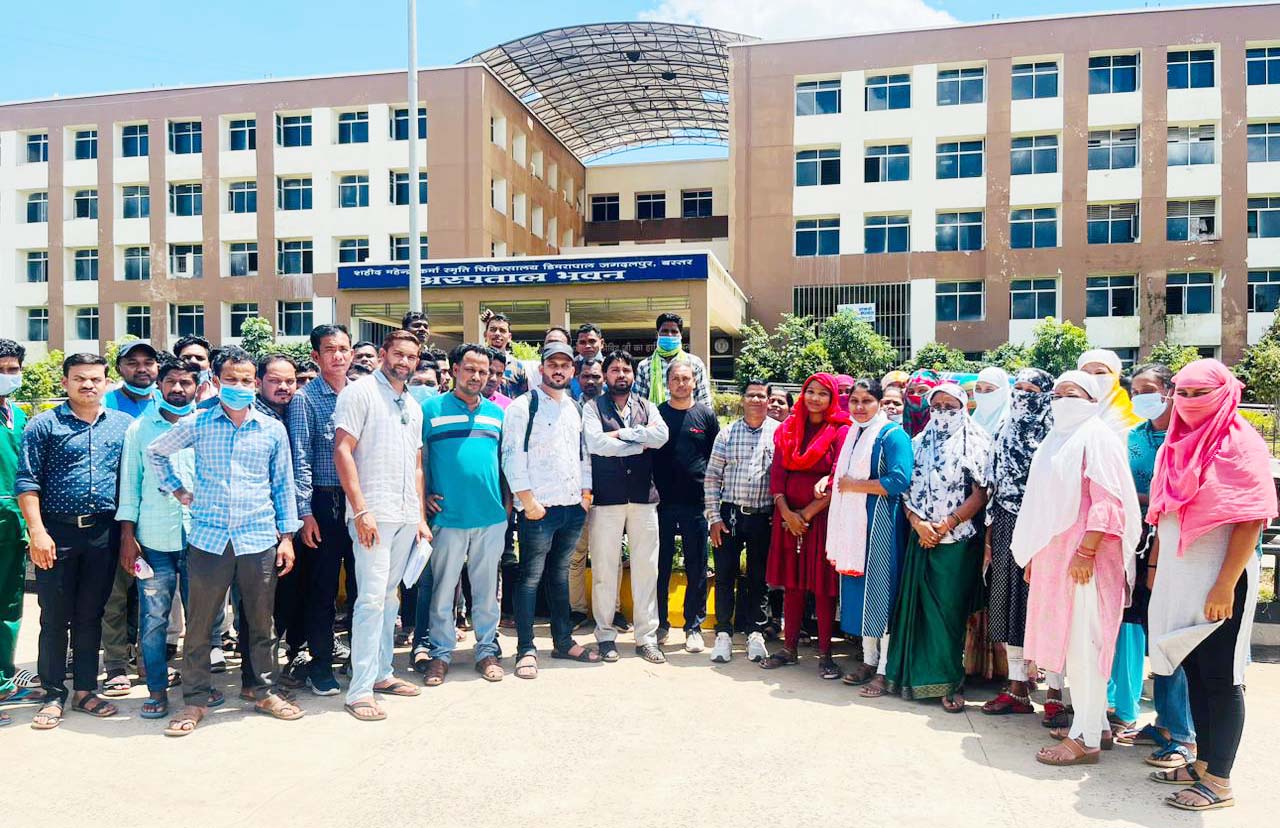 मेकाज के 65 डीएमएफडी कर्मियों  को बिना सूचना निकाला