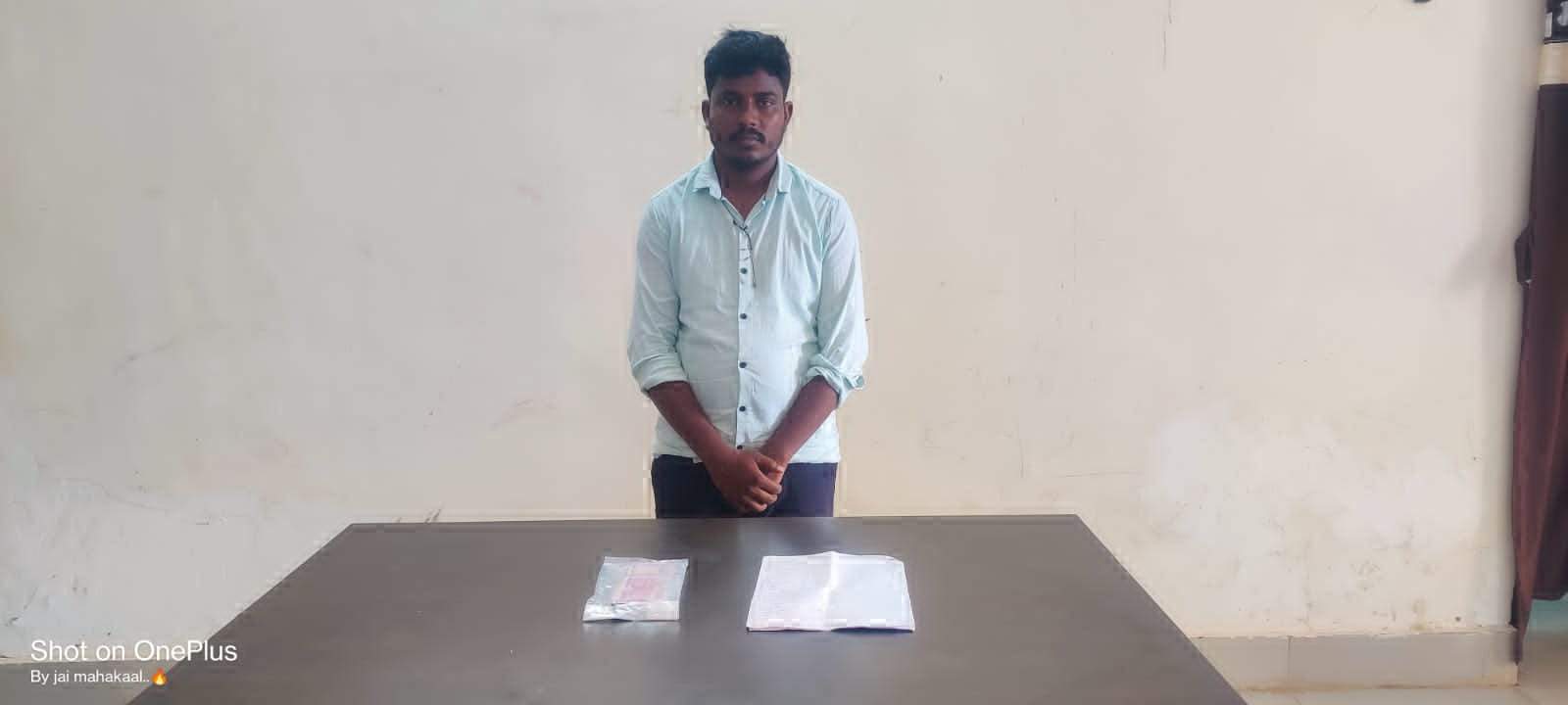 फरार नक्सली सहयोगी दवाइयों की पर्ची व डेढ़ लाख नगदी के साथ गिरफ्तार फरार नक्सली सहयोगी दवाइयों की पर्ची व डेढ़ लाख नगदी के साथ गिरफ्तार
