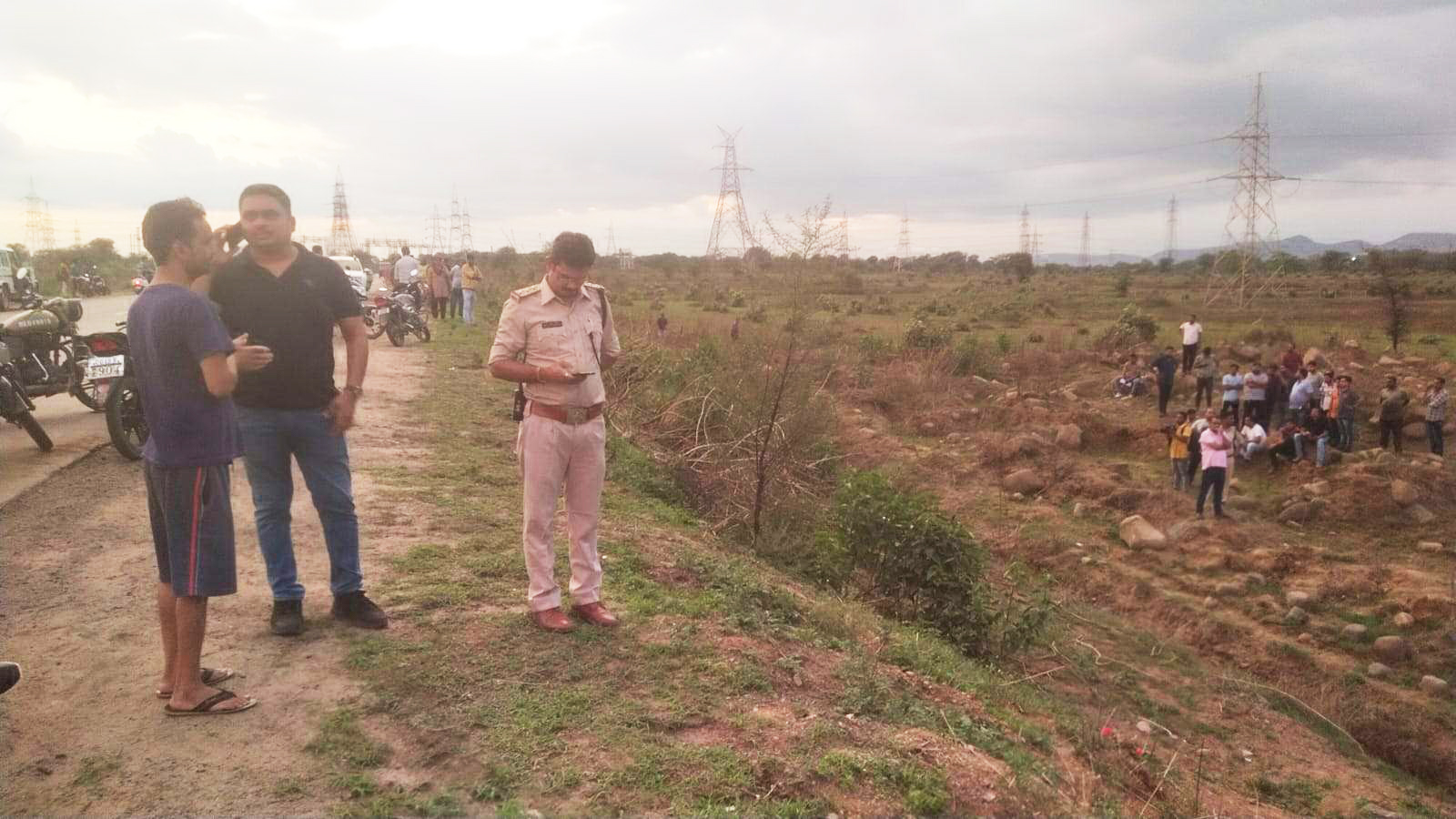 16 घंटे से गायब युवक की अमलीभौना में संदिग्ध लाश मिली 16 घंटे से गायब युवक की अमलीभौना में संदिग्ध लाश मिली
