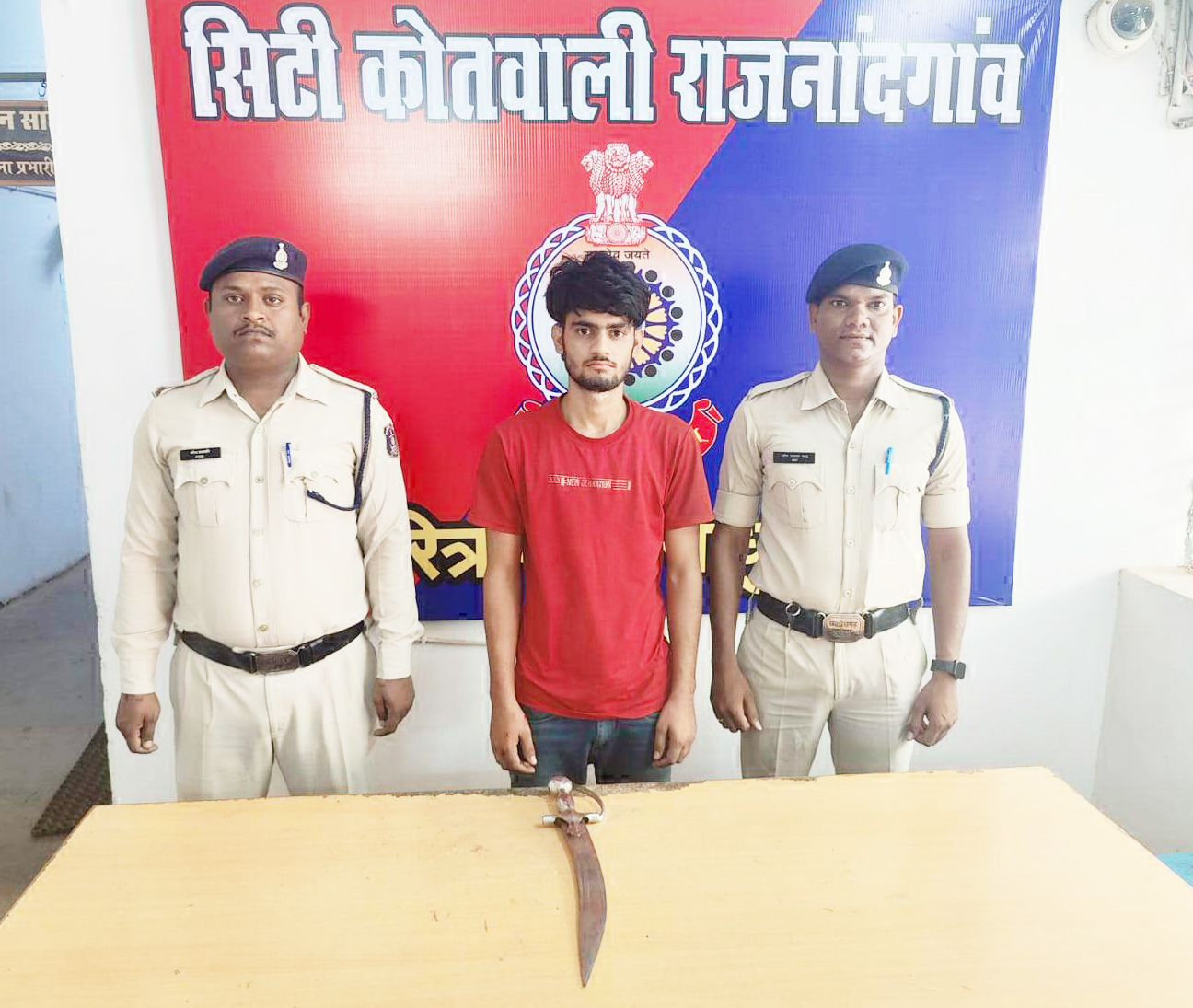 हथियार लहराकर धमकाने वाला आरोपी पकड़ाया हथियार लहराकर धमकाने वाला आरोपी पकड़ाया