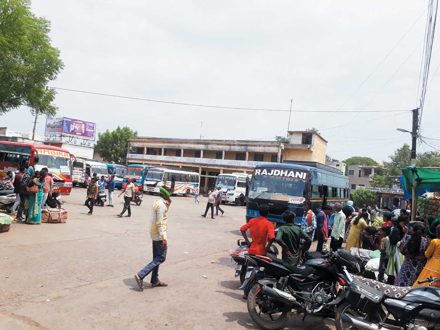 बस चालकों की मनमानी से सडक़ पर लग रहा जाम
