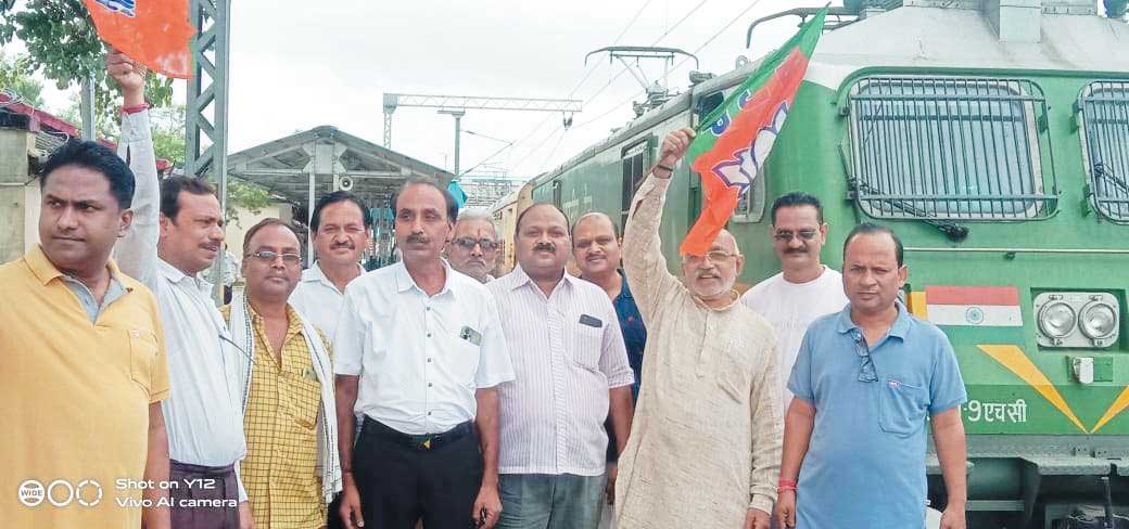 चिरमिरी से चंदियारोड तक स्पेशल पैसेंजर रवाना, भाजपाइयों ने किया स्वागत