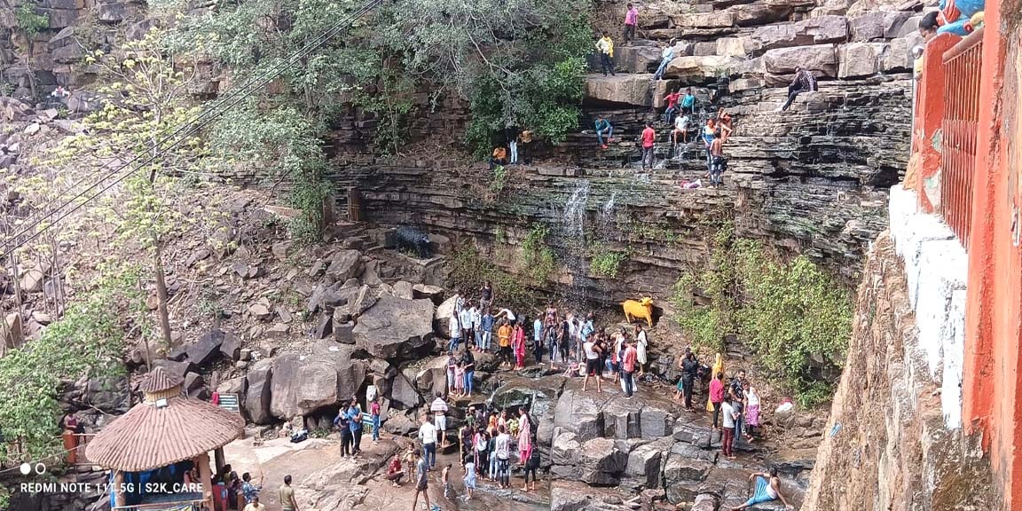 जतमई-घटारानी में बढ़ी श्रद्धालुओं की भीड़ जतमई-घटारानी में बढ़ी श्रद्धालुओं की भीड़
