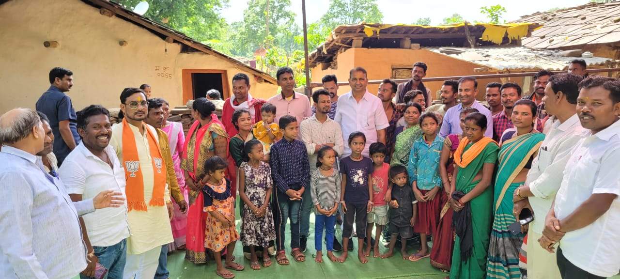 गांवों को पानी टैंकर का वितरण