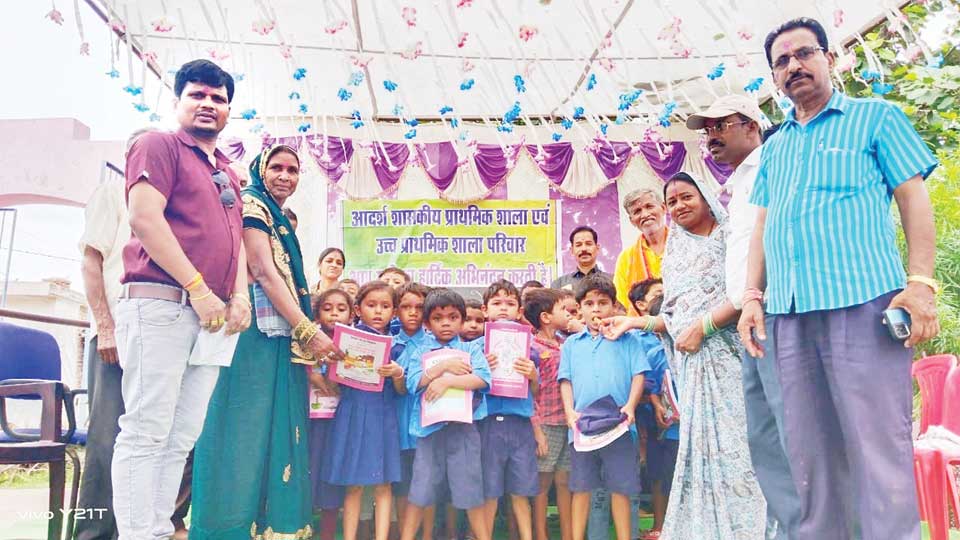 शाला प्रवेशोत्सव में बच्चों को नि:शुल्क गणवेश एवं पाठ्य पुस्तक वितरण