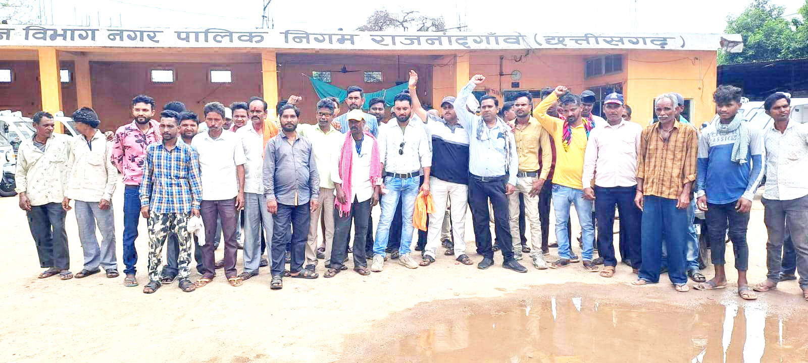 3 माह से वेतन नहीं मिलने से खफा नगर निगम के वाहन चालकों ने की हड़ताल 3 माह से वेतन नहीं मिलने से खफा नगर निगम के वाहन चालकों ने की हड़ताल