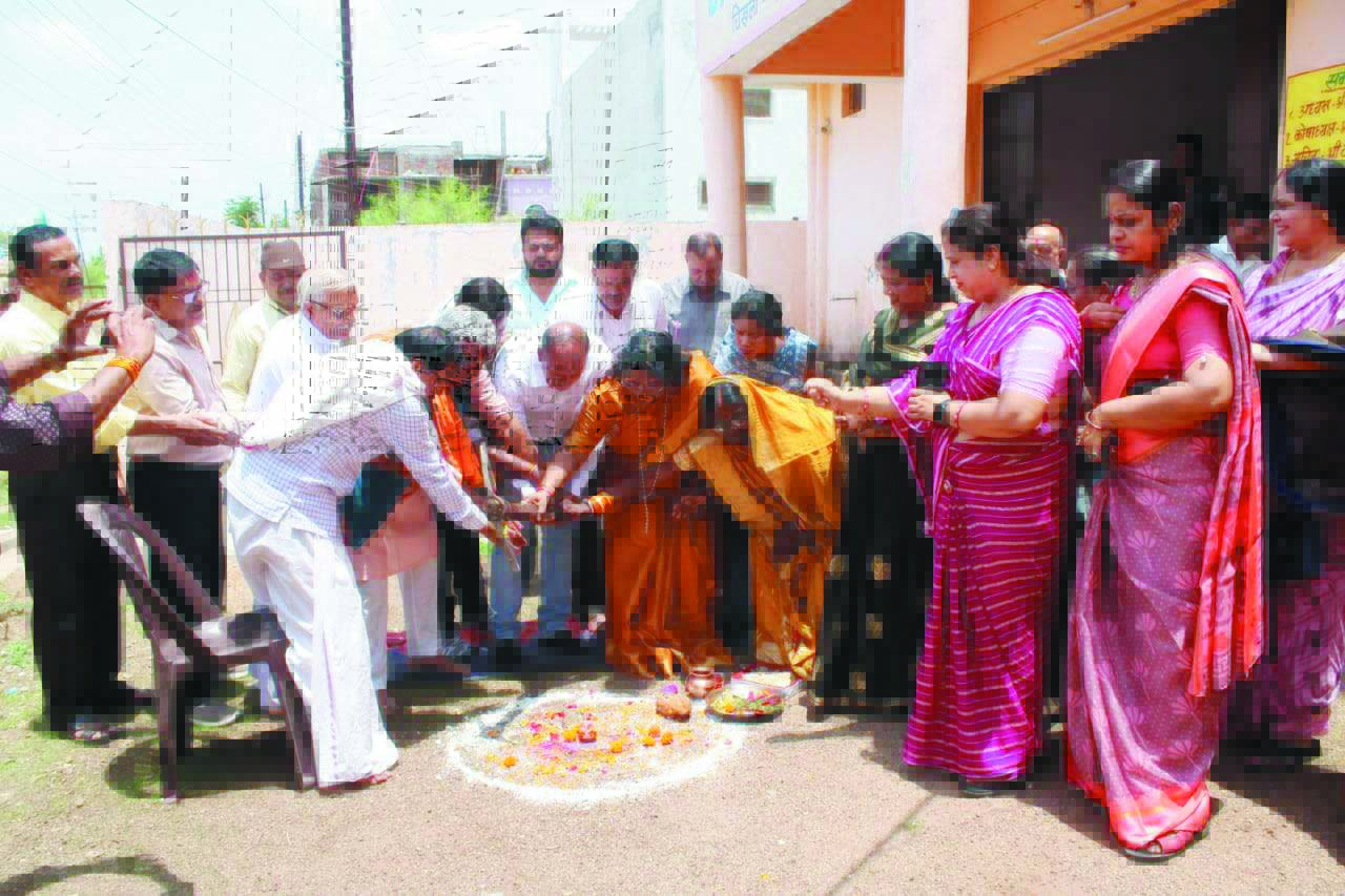 भवन निर्माण के लिए महापौर ने किया भूमिपूजन