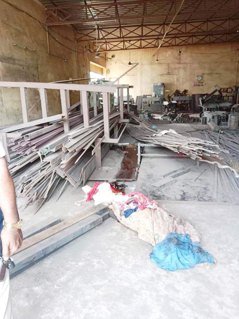 10 क्विंटल वजनी एंगल गिरा,  मजदूर की मौत, एक गंभीर