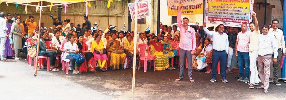 24 सूत्रीय मांगों को लेकर स्वास्थ्य कर्मचारियों ने किया बेमियादी हड़ताल का आगाज