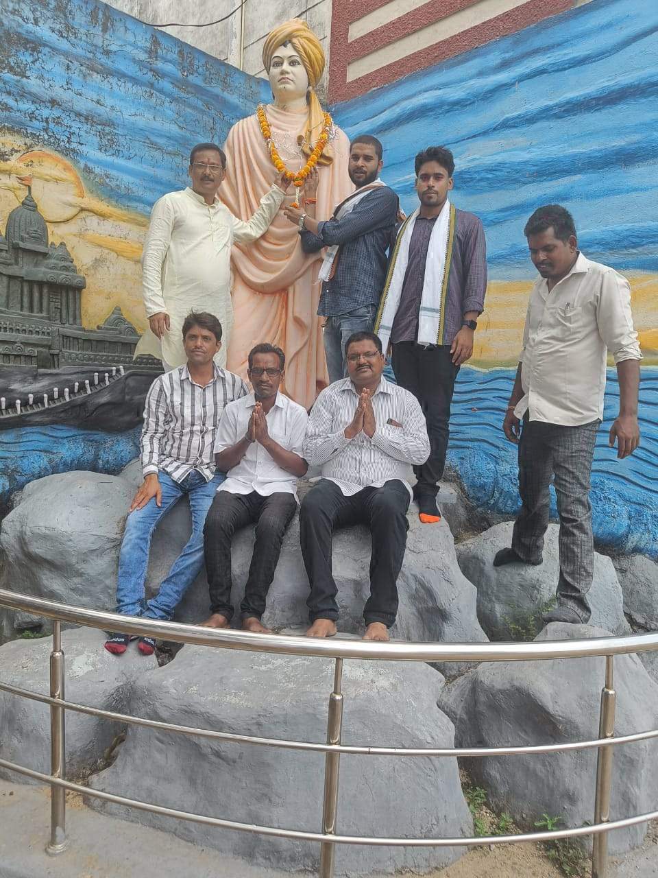 स्वामी विवेकानंद को किया नमन