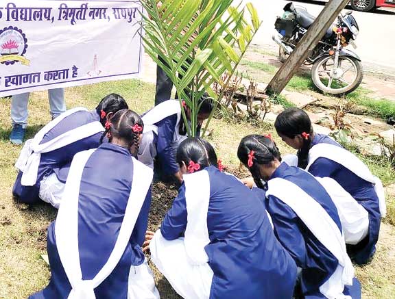 अफसरों के बच्चे स्कूल गए, सरकारी स्कूल के बच्चों ने कॉलोनी में रोपे पौधे...!