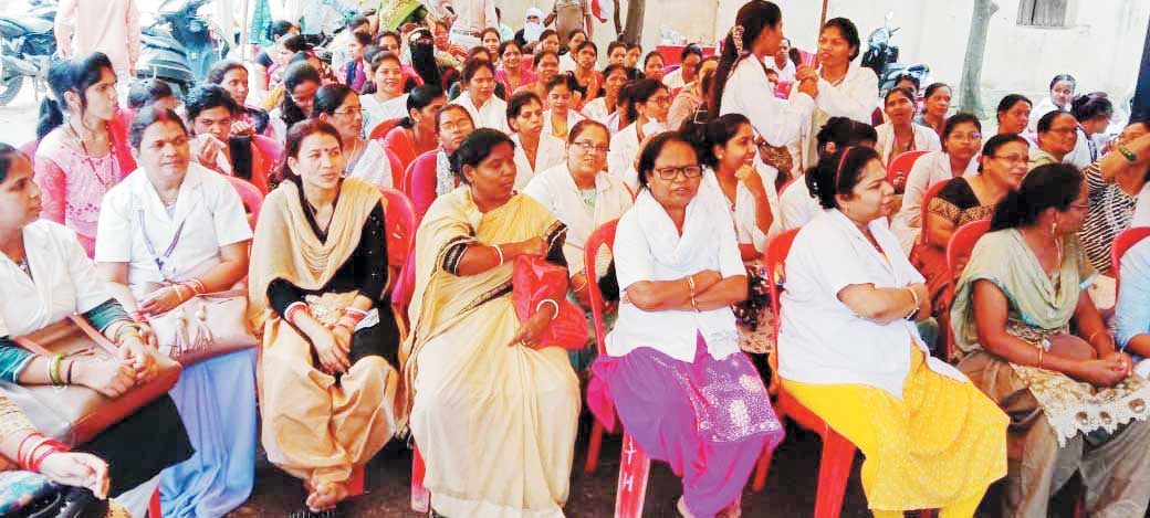 कर्मियों की हड़ताल से चरमराई स्वास्थ्य व्यवस्था, इलाज के लिए भटकते रहे मरीज