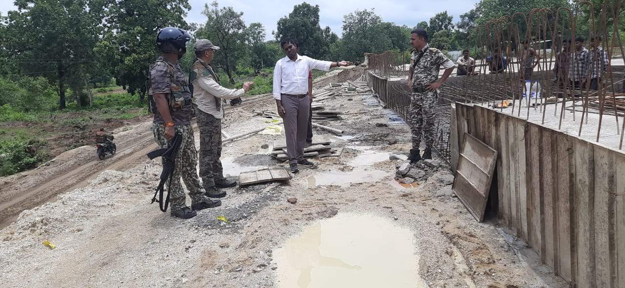 बाइक से घोर नक्सल प्रभावित इलाके में पहुँचे एसपी-कलेक्टर