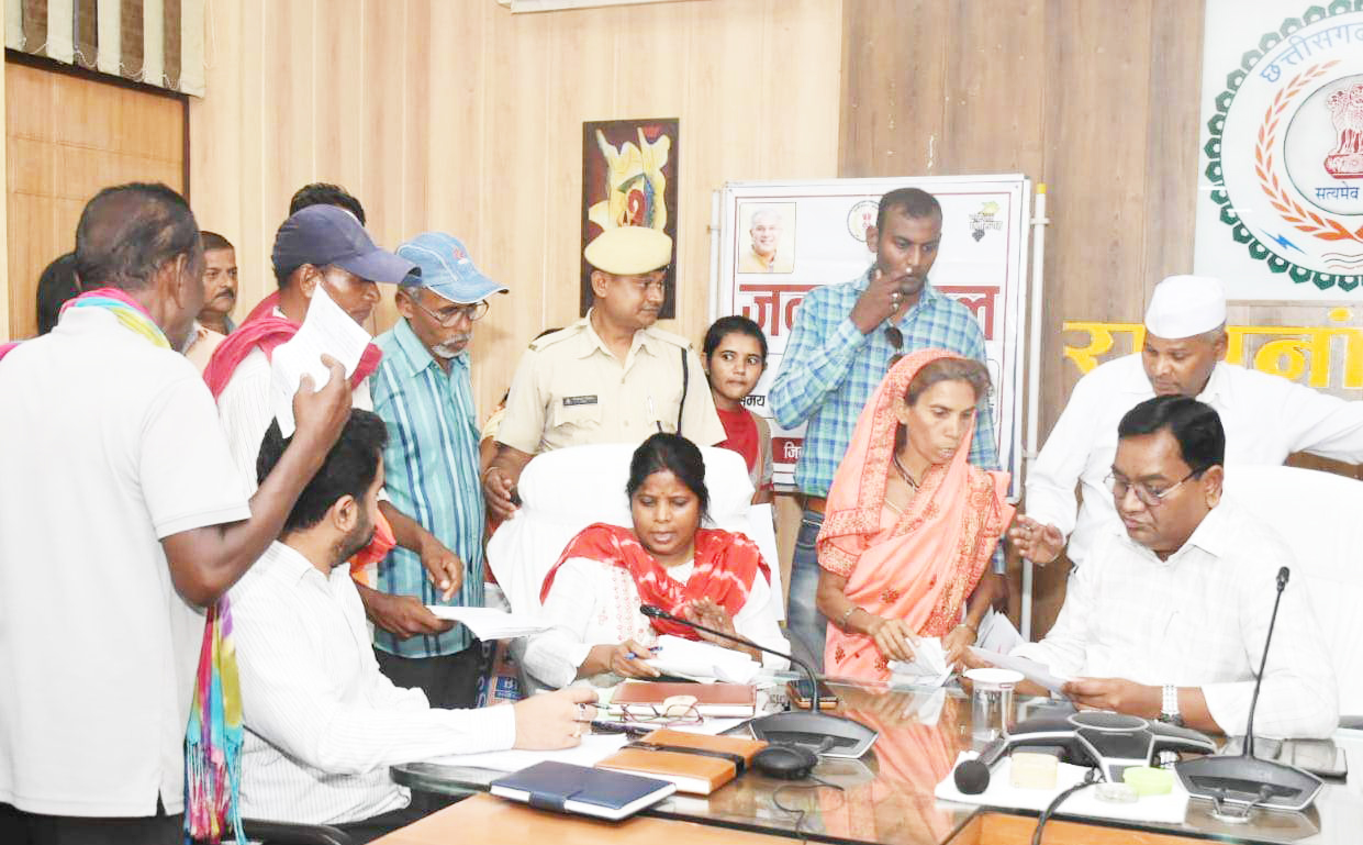 जनचौपाल: मांगों और समस्याओं को सुना, त्वरित कार्रवाई के दिए निर्देश जनचौपाल: मांगों और समस्याओं को सुना, त्वरित कार्रवाई के दिए निर्देश