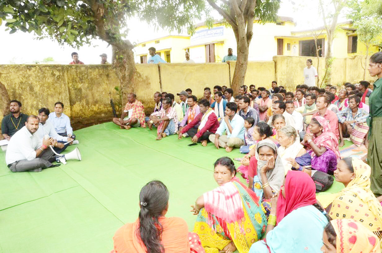 तोकापाल विकासखण्ड के बारूपाटा में लगाई चौपाल