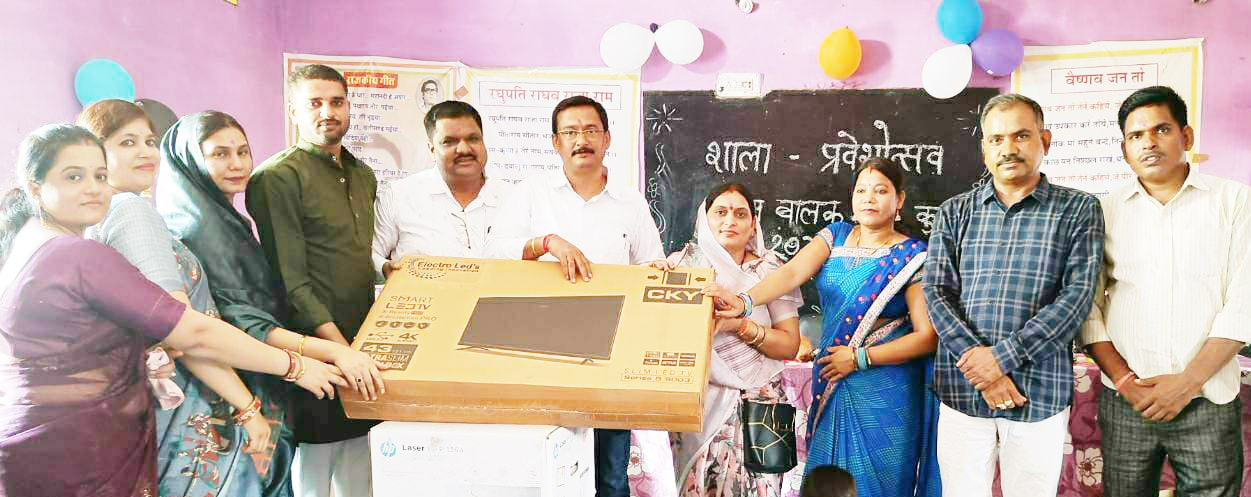 प्रवेशोत्सव में नपं अध्यक्ष ने स्कूल किट, सभापति ने दिया स्मार्ट टीवी