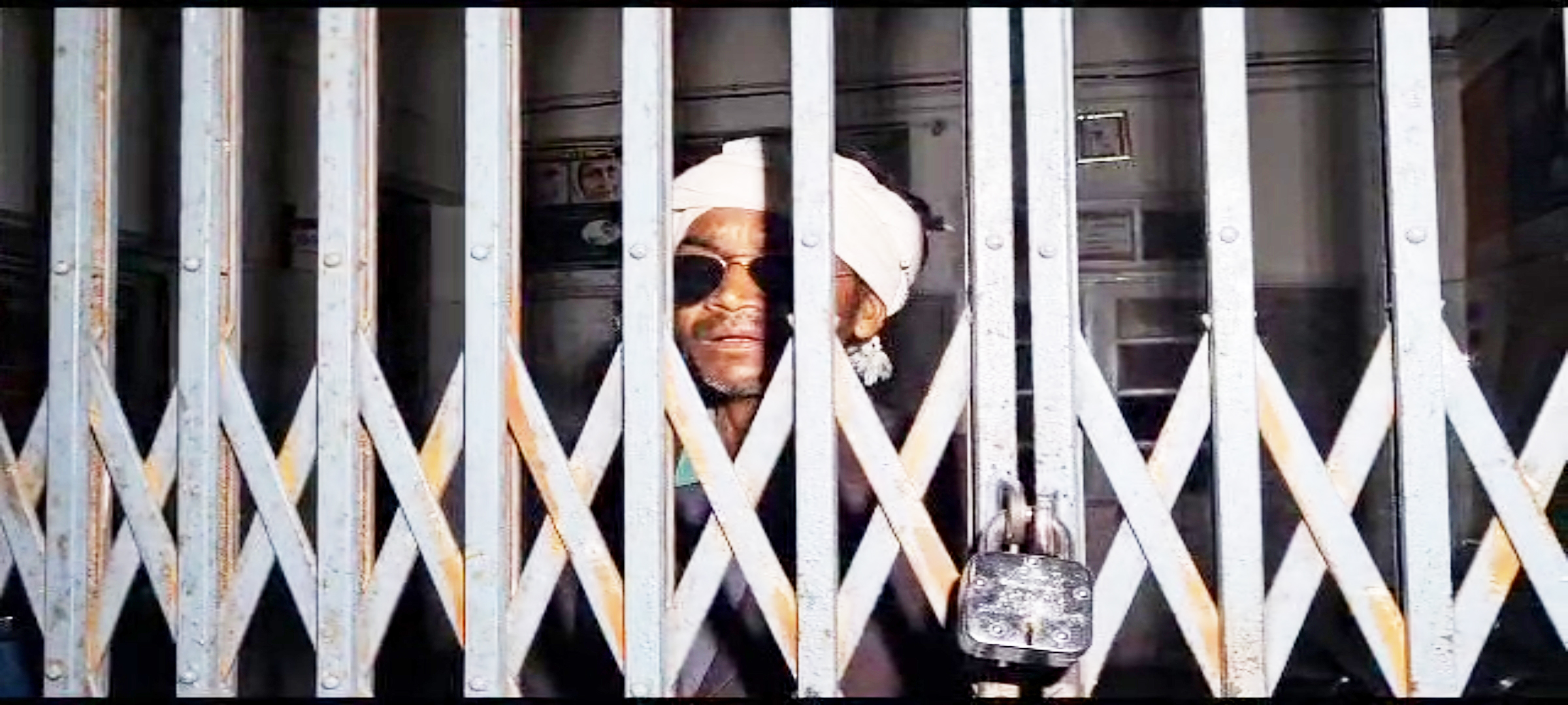 आंख का इलाज कराने आया मरीज, 24 घंटे नेत्र विभाग में  कैद