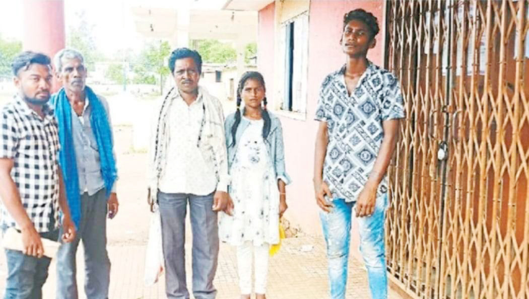 आधार सेवा केन्द्र में सर्वर डाउन होने से ताला, लोग होते रहे परेशान