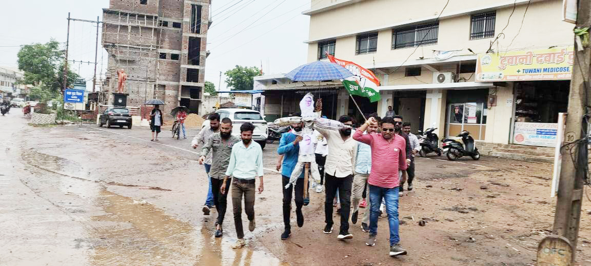 एमपी के सीएम का पुतला फूंका