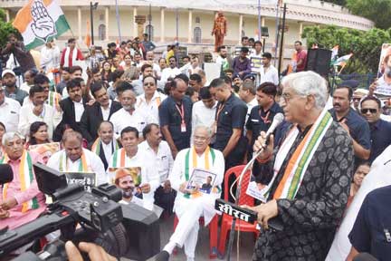 राहुल के समर्थन सरकार संगठन का धरना