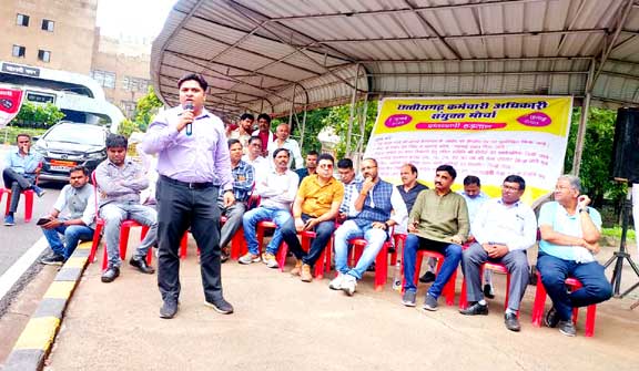 खुद ड्राइव कर आफिस पहुंचे अफसर, तो पानी पिलाने वाले भी नहीं थे