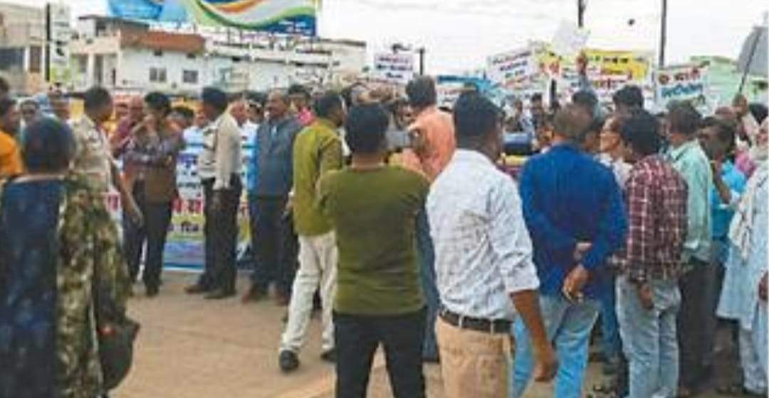 हड़ताल पर रहे अधिकारी-कर्मचारी, दफ्तरों में पसरा सन्नाटा