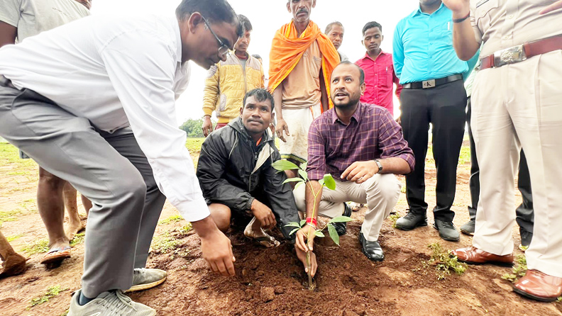 बस्तर में पहली बार रबर  के पौधों का रोपण
