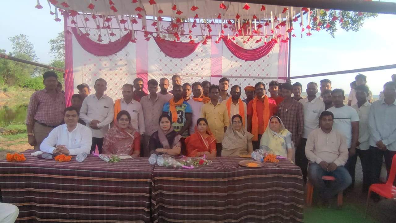 विधायक ने किया धारेश्वरनाथ महादेव मंदिर चबूतरा निर्माण का भूमिपूजन