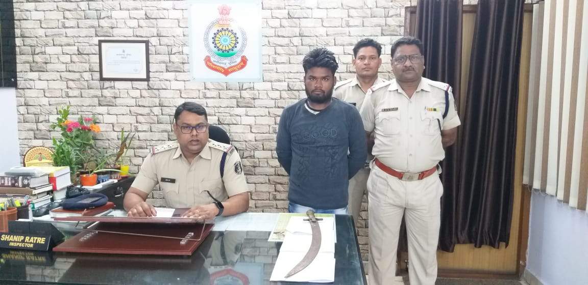 मंदिर के पास तलवार लहरा रहा युवक पकड़ाया मंदिर के पास तलवार लहरा रहा युवक पकड़ाया