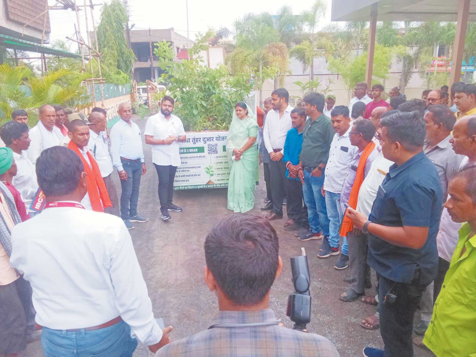 फलदार व छायादार पौधे लगाएं ताकि आसपास का पर्यावरण वातावरण स्वच्छ रहे -छाबड़ा