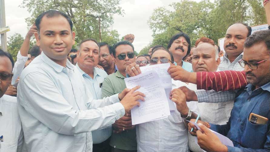 संविदा कर्मचारी अधिकारी एवं कर्मचारी अधिकारी संयुक्त मोर्चा ने निकाली विशाल रैली, माँगों को लेकर सीएम के नाम ज्ञापन सौंपा