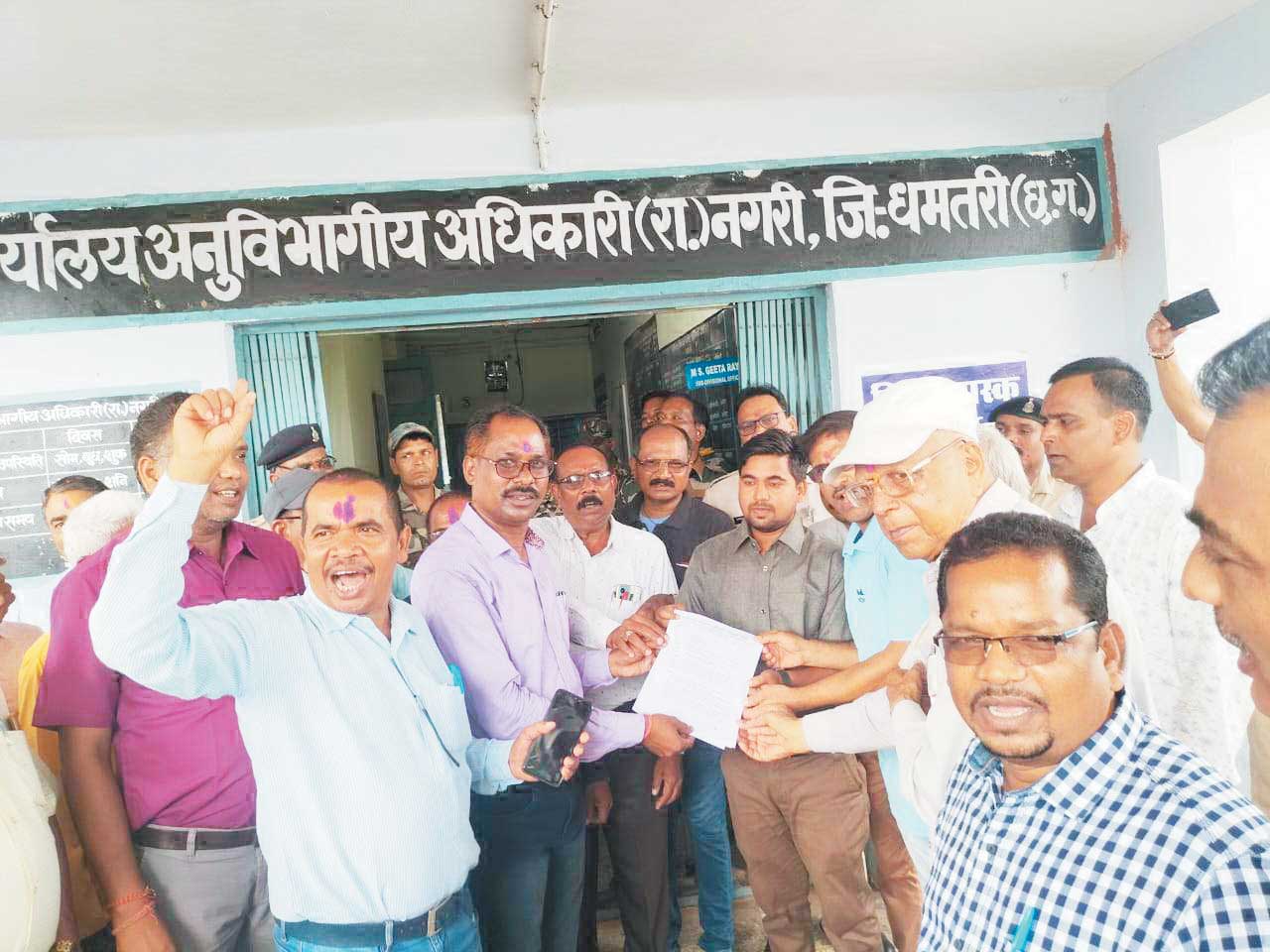 मांगों को लेकर कर्मियों ने हल्ला बोला