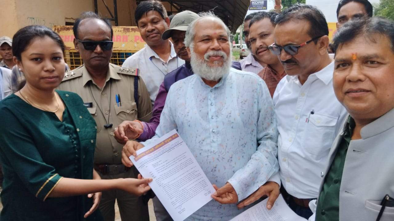 कर्मचारी व अधिकारियों का प्रदर्शन, रैली निकाल कर सौंपा ज्ञापन