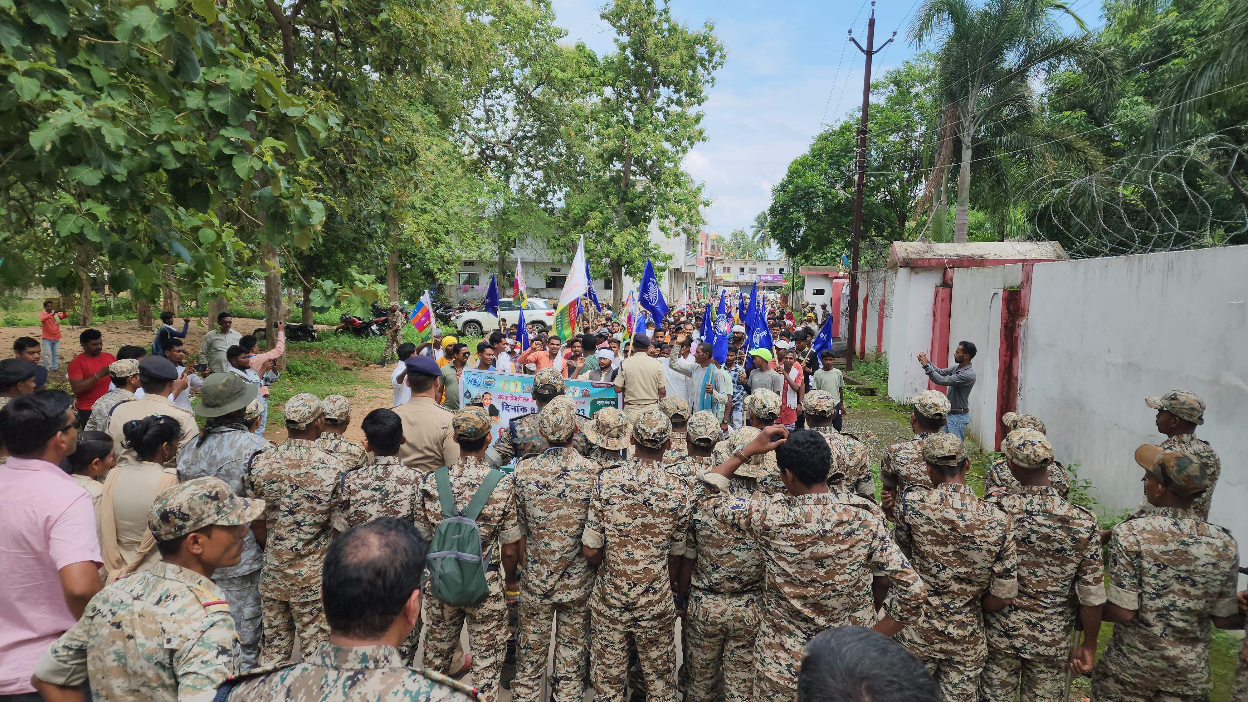 मांगों को ले सर्व आदिवासी समाज का प्रदर्शन, विधायक निवास घेरा