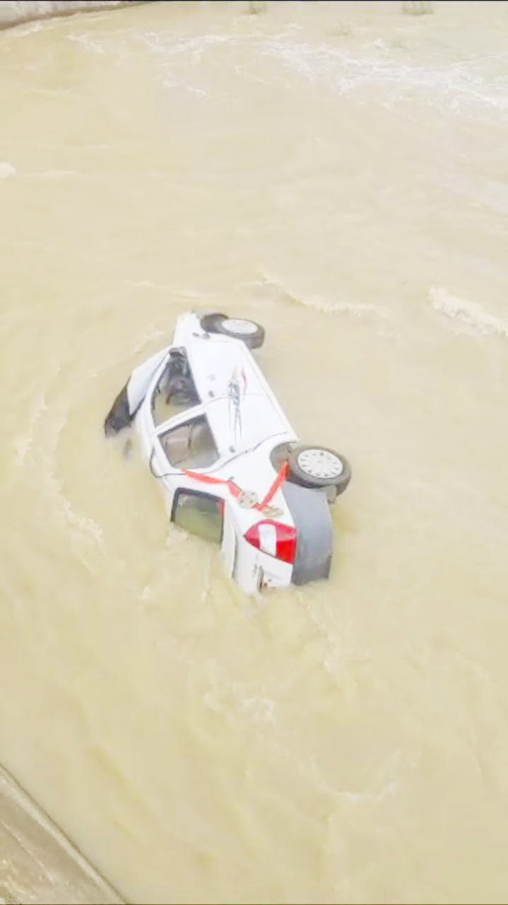 टीला एनीकट से नदी में गिरी कार, बाल-बाल बचे सवार