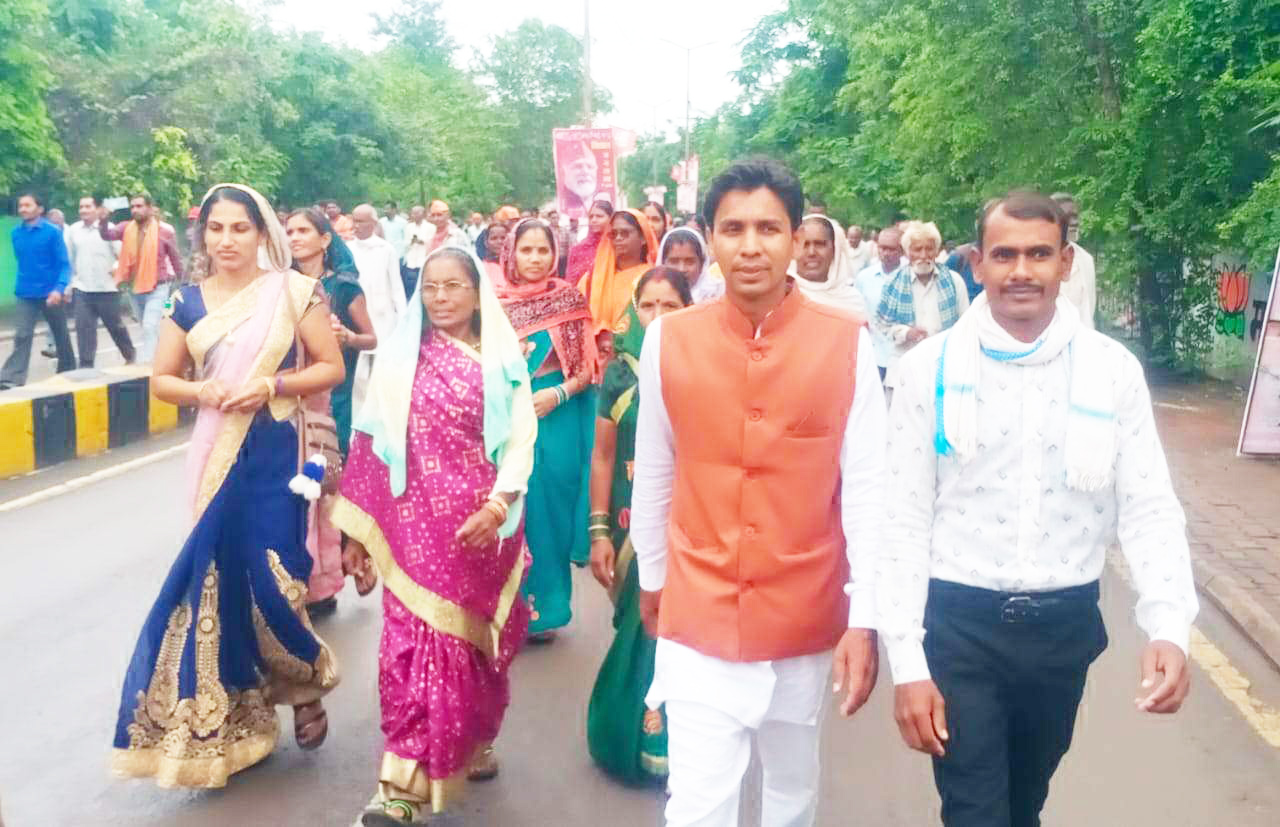 बारिश के बावजूद मोदी की जनसभा में उल्बा से शामिल हुए सैकड़ों लोग बारिश के बावजूद मोदी की जनसभा में उल्बा से शामिल हुए सैकड़ों लोग