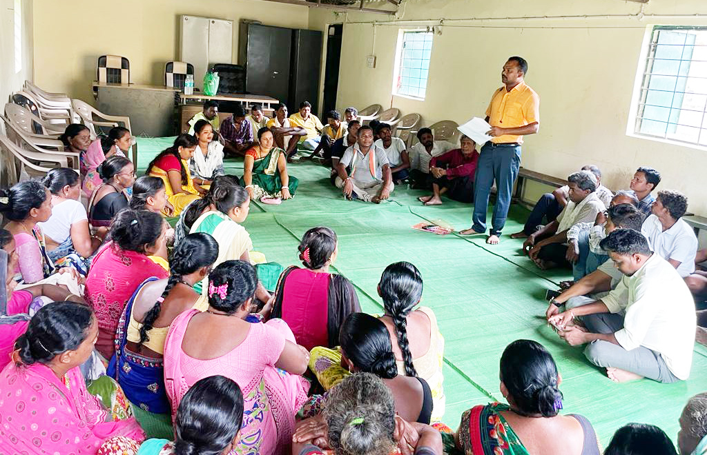 कमलेश कारम ने ली बूथ कमेटी की बैठक कमलेश कारम ने ली बूथ कमेटी की बैठक