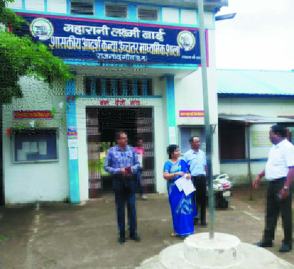 स्कूलों का निरीक्षण, छत मरम्मत कार्य का किया अवलोकन स्कूलों का निरीक्षण, छत मरम्मत कार्य का किया अवलोकन