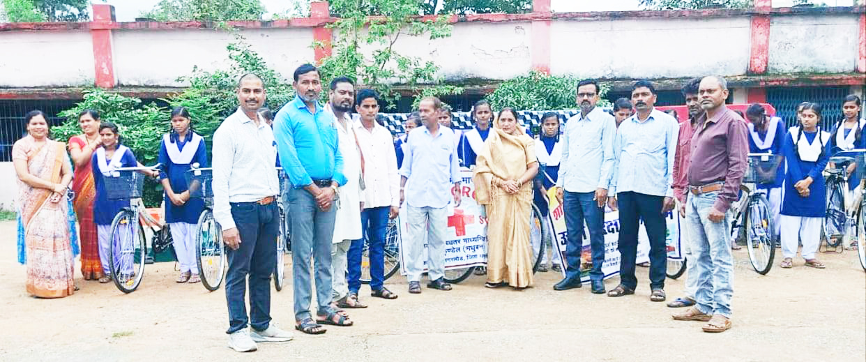 सरस्वती सायकिल योजना अंतर्गत साइकिल वितरण