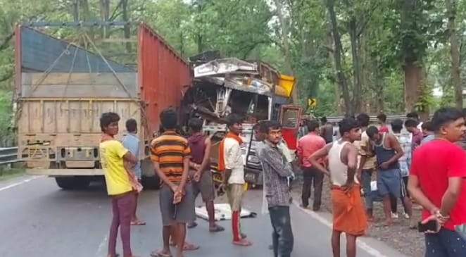 दो ट्रकों की आमने-सामने भिड़ंत, चालक गंभीर