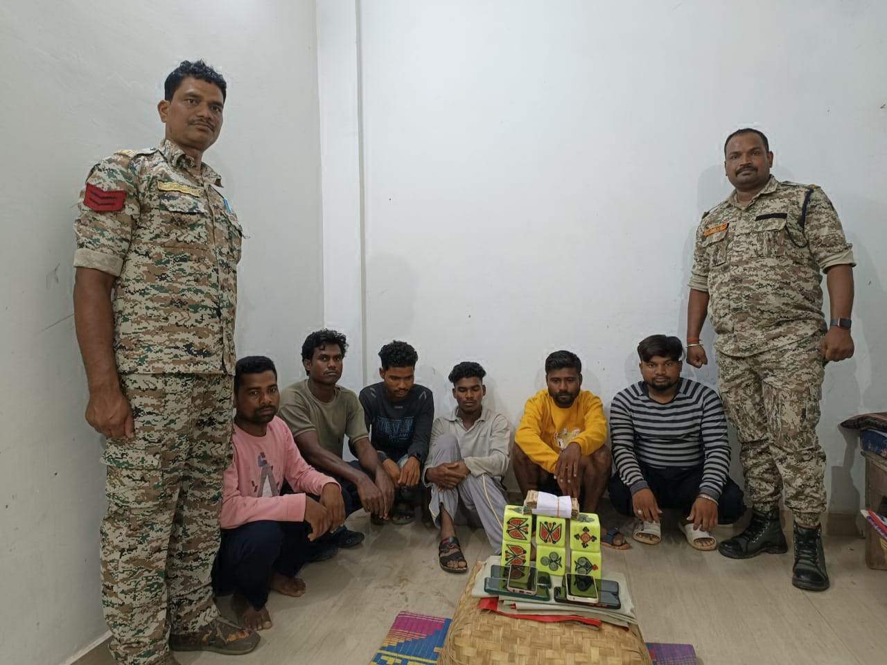 जुआ, फड़ पर पुलिस ने दी दबिश, 6 जुआरी गिरफ्तार जुआ, फड़ पर पुलिस ने दी दबिश, 6 जुआरी गिरफ्तार