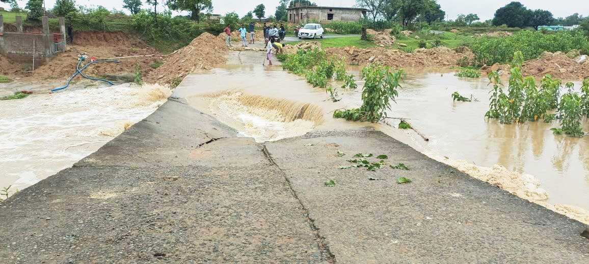 बारिश के कारण ढही पुलिया, आवागमन बाधित