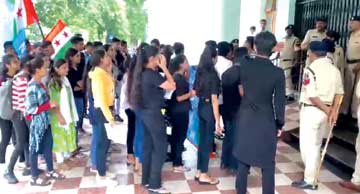 एनएसयूआई ने बीसीए के खराब रिजल्ट को लेकर की नारेबाजी